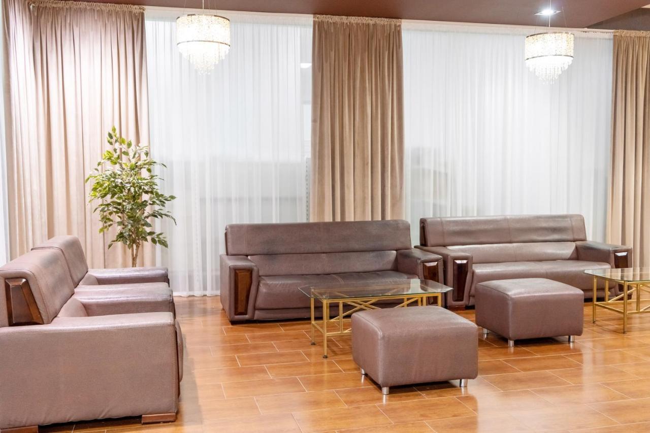 Azamat Hotel Астана Екстериор снимка
